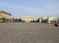 Завтра днем площадь Свободы станет пешеходной. Парковка тоже запрещена