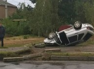 В Харькове автомобиль перевернулся на крышу (ФОТО)