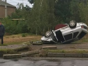 В Харькове автомобиль перевернулся на крышу (ФОТО)