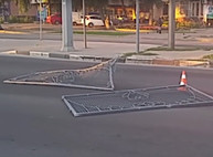 Иномарка на проспекте Гагарина выбила пять секций забора — ДТП (ВИДЕО)
