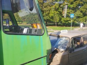 На Салтовке два ДТП с участием автобусов: один из водителей в реанимации (ФОТО)