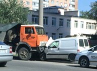 В Харькове ДТП с участием  КамАЗа, микроавтобуса и легковушки (ФОТО)