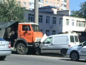В Харькове ДТП с участием КамАЗа, микроавтобуса и легковушки (ФОТО)