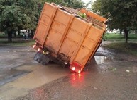 На Салтовке мусоровоз провалился под землю (ФОТО)