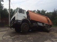 В Харькове грузовик провалился под землю (ФОТО)