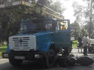 На Салтовке мотоциклист попал под грузовик (ФОТО)