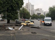 На площади Свободы фонарный столб раздавил «Жигули» (ФОТО)