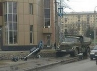 На Академика Павлова грузовик снес светофор (ФОТО)