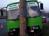 Харьковская маршрутка врезалась в столб (ФОТО)