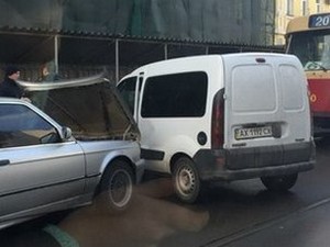 Полтавский Шлях стоит в гигантской пробке: движение трамваев заблокировано (ФОТО)