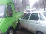 На ХТЗ иномарка таранила маршрутку (ФОТО)