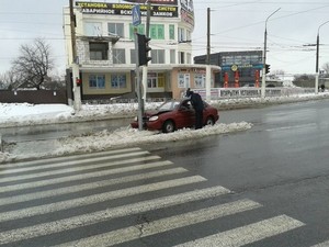 На Салтовке иномарка врезалась в светофор (ФОТО)
