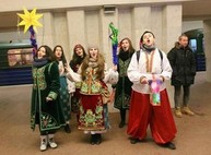 В Харькове по случаю Рождества щедровали прямо в подземке (фото)