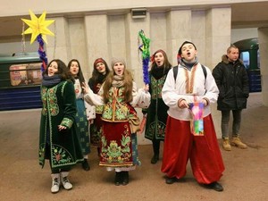 В Харькове по случаю Рождества щедровали прямо в подземке (фото)