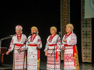 Харьковчане до 90 лет фестивалят на сценах области