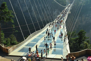 Самый длинный подвесной стеклянный мост (ФОТО, ВИДЕО)