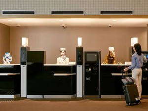 «Вкалывают роботы»: в японском отеле не осталось человеческого персонала