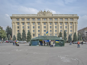 Трое неизвестных напали на волонтерскую палатку в центре Харькова (Дополнено)