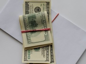 При получении взятки пойман ревизор из налоговой