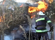 Пытаясь потушить пожар, получил ожоги 70-летний мужчина