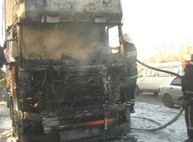 Под Харьковом во время движения загорелся грузовик (ФОТО)