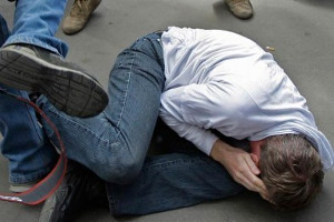 У подъезда собственного дома в Харькове был избит мужчина