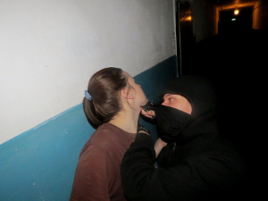 На харьковчан нападают в подъездах их домов