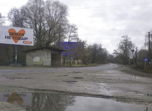 Мужчина от злости наехал машиной на трех человек