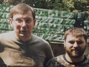 На столе убийцы полицейских стоял их общий портрет с Луценко