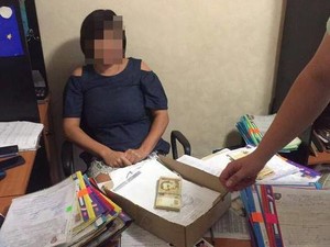 В Харькове майор полиции за взятки раздавала разрешение не оружие (ФОТО)