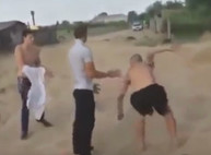 Приехавшего в село парня избили ногами и ограбили