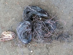 Змиевец средь бела дня отматывал провод со столбов на улице