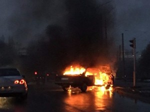 На Салтовке на ходу загорелся автомобиль (Дополнено, ФОТО)