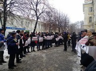 Мусорных баков хватит на всех: харьковские активисты пикетируют Червонозаводской районный суд (ФОТО)