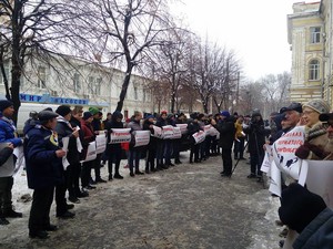 Мусорных баков хватит на всех: харьковские активисты пикетируют Червонозаводской районный суд (ФОТО)