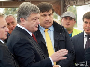 Порошенко проинспектировал ремонт стратегической трассы (ФОТО)
