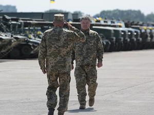Порошенко: ВСУ готовы остановить врага на линии столкновения (ФОТО)