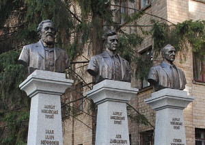 Трое нобелевских лауреатов стали рядом с университетом им. Каразина