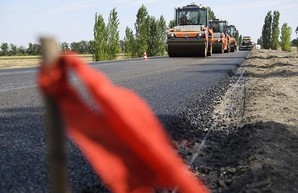 По поручению Светличной на Харьковщине ремонтируют дороги к школам и больницам