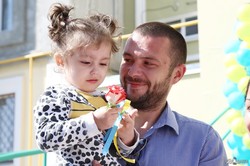 В рамках государственной программы обеспечения жильем детей-сирот Светличная передала ключи от новых квартир жителям Песочина
