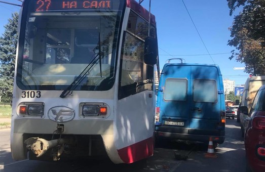 Сошел с рельс и врезался в автомобиль: в Харькове произошло очередное ДТП по вине трамвая