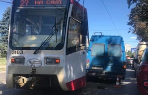 Сошел с рельс и врезался в автомобиль: в Харькове произошло очередное ДТП по вине трамвая