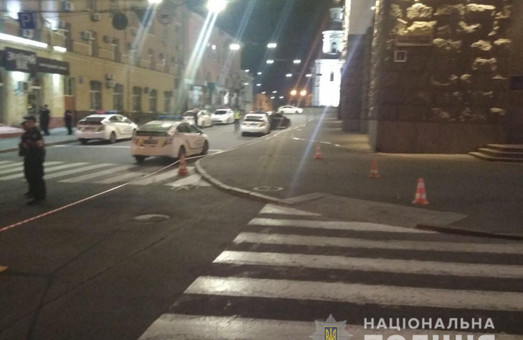 Неизвестный напал на мэрию в Харькове: фото, видео