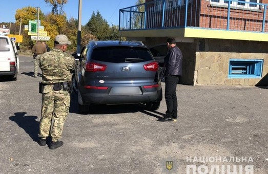 В Изюме на блокпосте полицейские изъяли у мужчины оружие (ФОТО)