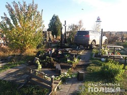 Внедорожник повредил памятники на кладбище под Харьковом (ФОТО)