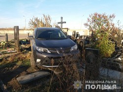 Внедорожник повредил памятники на кладбище под Харьковом (ФОТО)