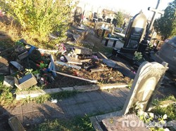 Внедорожник повредил памятники на кладбище под Харьковом (ФОТО)