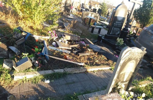 Внедорожник повредил памятники на кладбище под Харьковом (ФОТО)