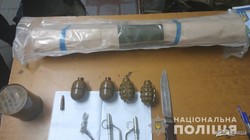 В метро на Южном вокзале задержан мужчина с гранатометом и гранатами (ФОТО, ВИДЕО)