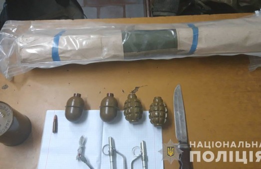 В метро на Южном вокзале задержан мужчина с гранатометом и гранатами (ФОТО, ВИДЕО)